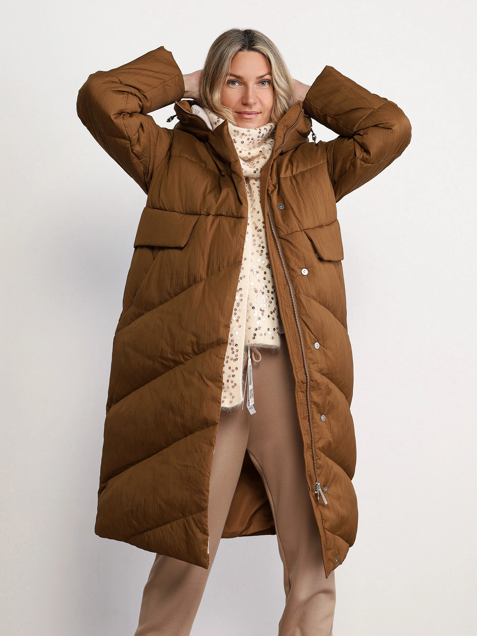 Пуховик светло-коричневого цвета с капюшоном